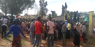 Members of the public at the scene where an angry mob lynched and burnt a suspected thug in Makutano town